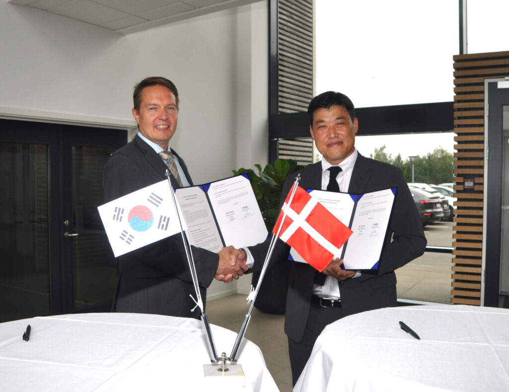 CEO Soeren Kvorning, ENABL and President Jung Hoiin, HJTND